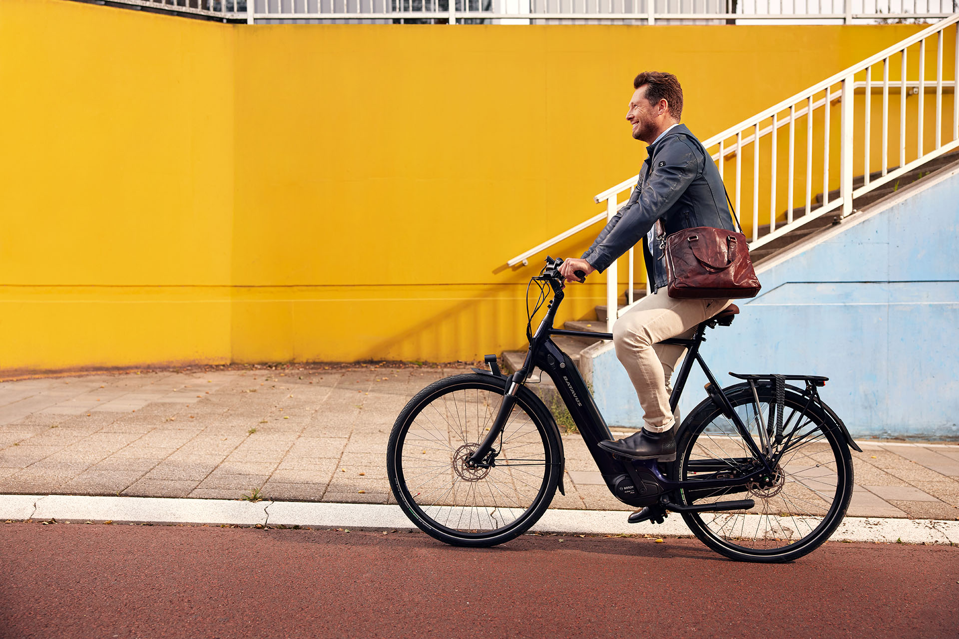 Man fietst op elektrische fiets