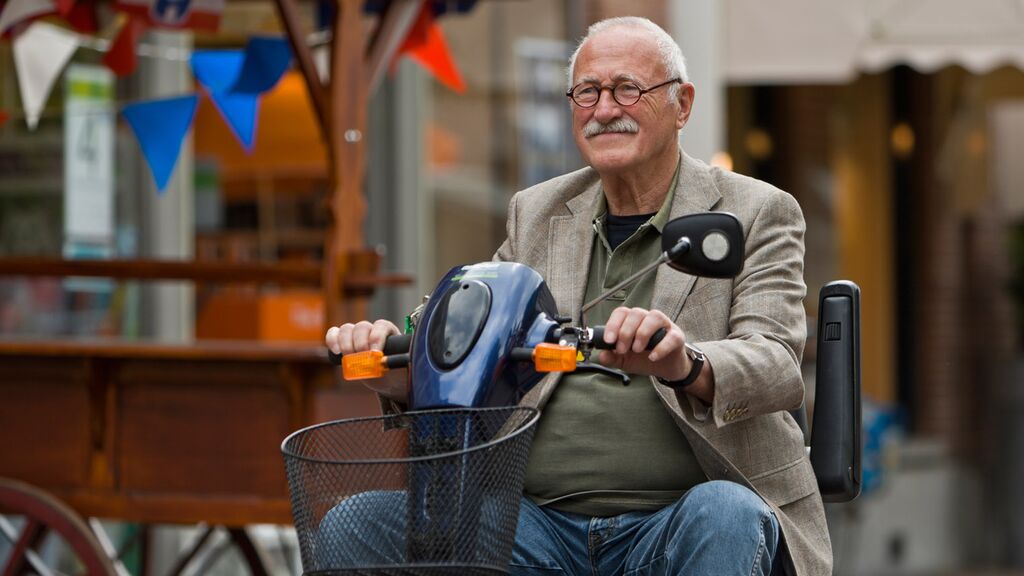 Man op scootmobiel