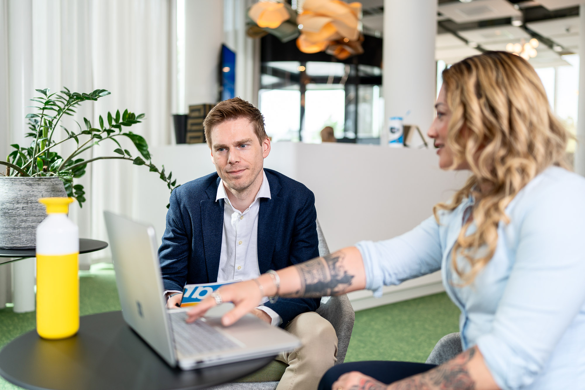 Collega's overleggen met elkaar op de laptop.