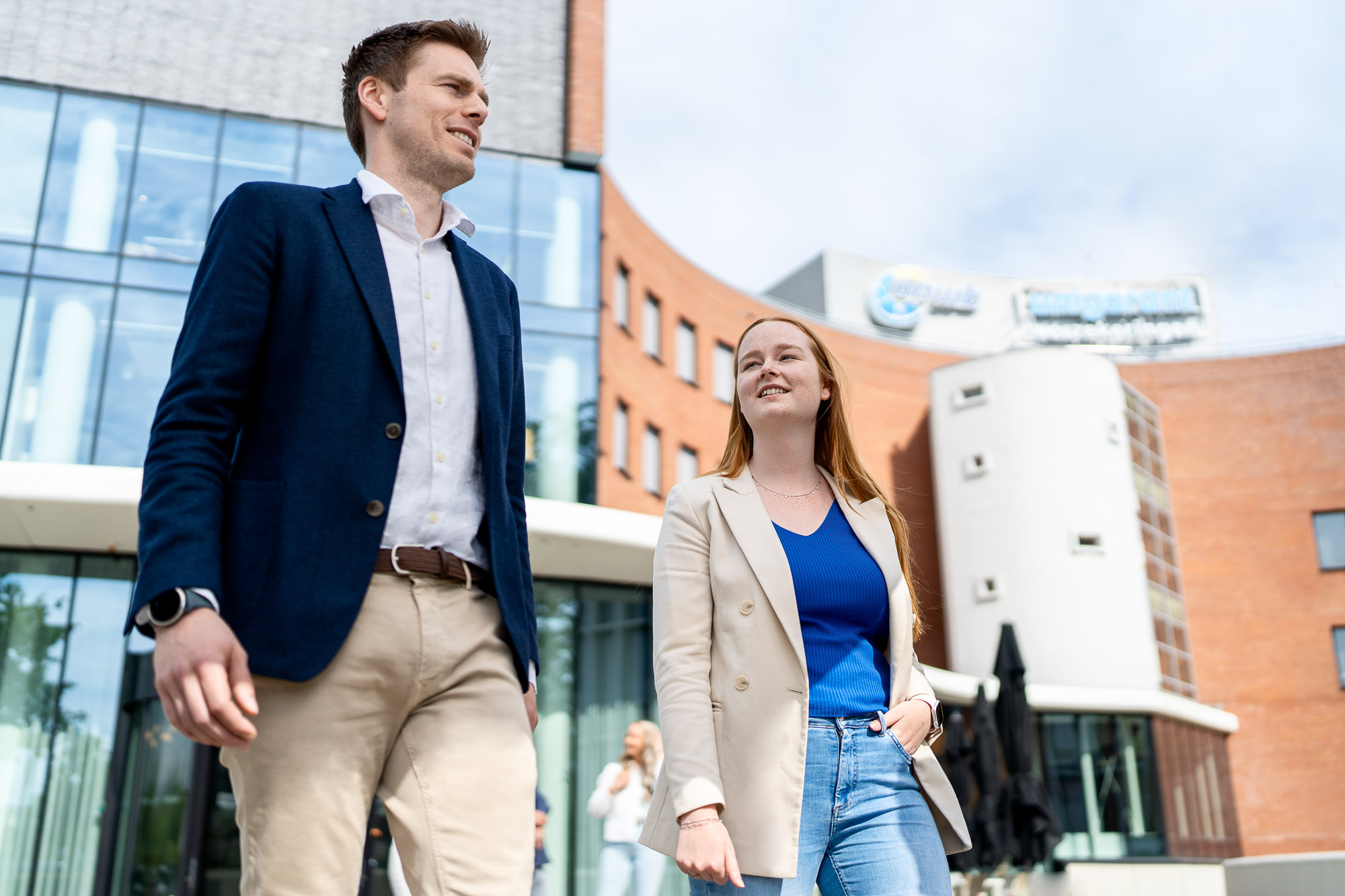 Twee Unigarant collega's voor het kantoor van het verzekeringsbedrijf.