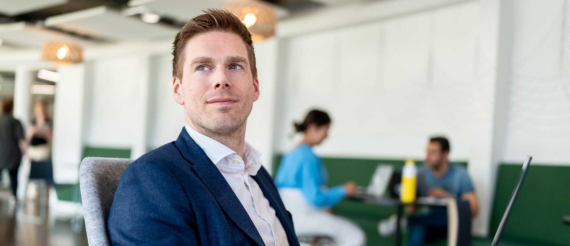 Man kijkt naar buiten en omhoog met collega's op de achtergrond