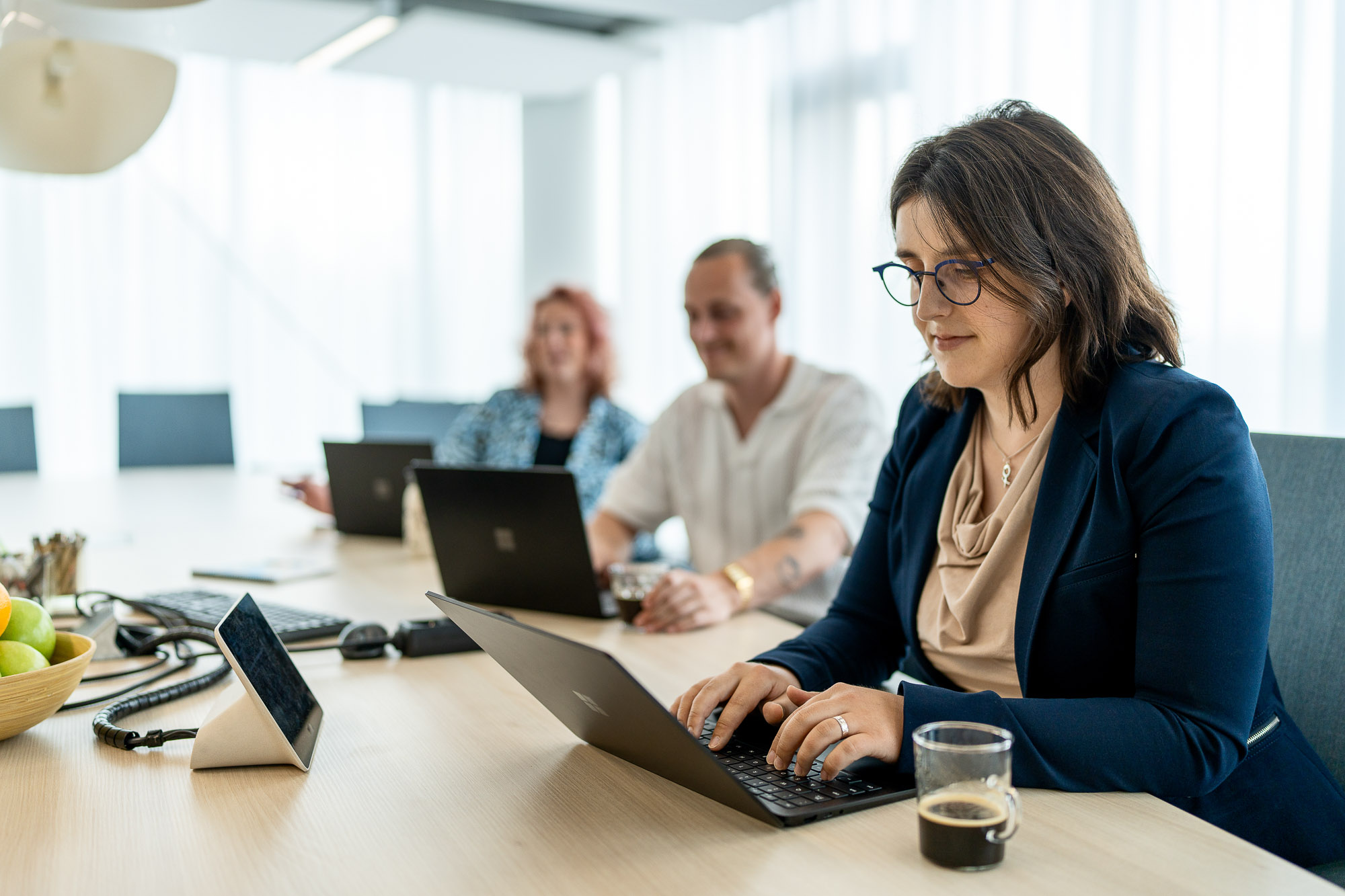 Collega's aan het werk achter de laptop.