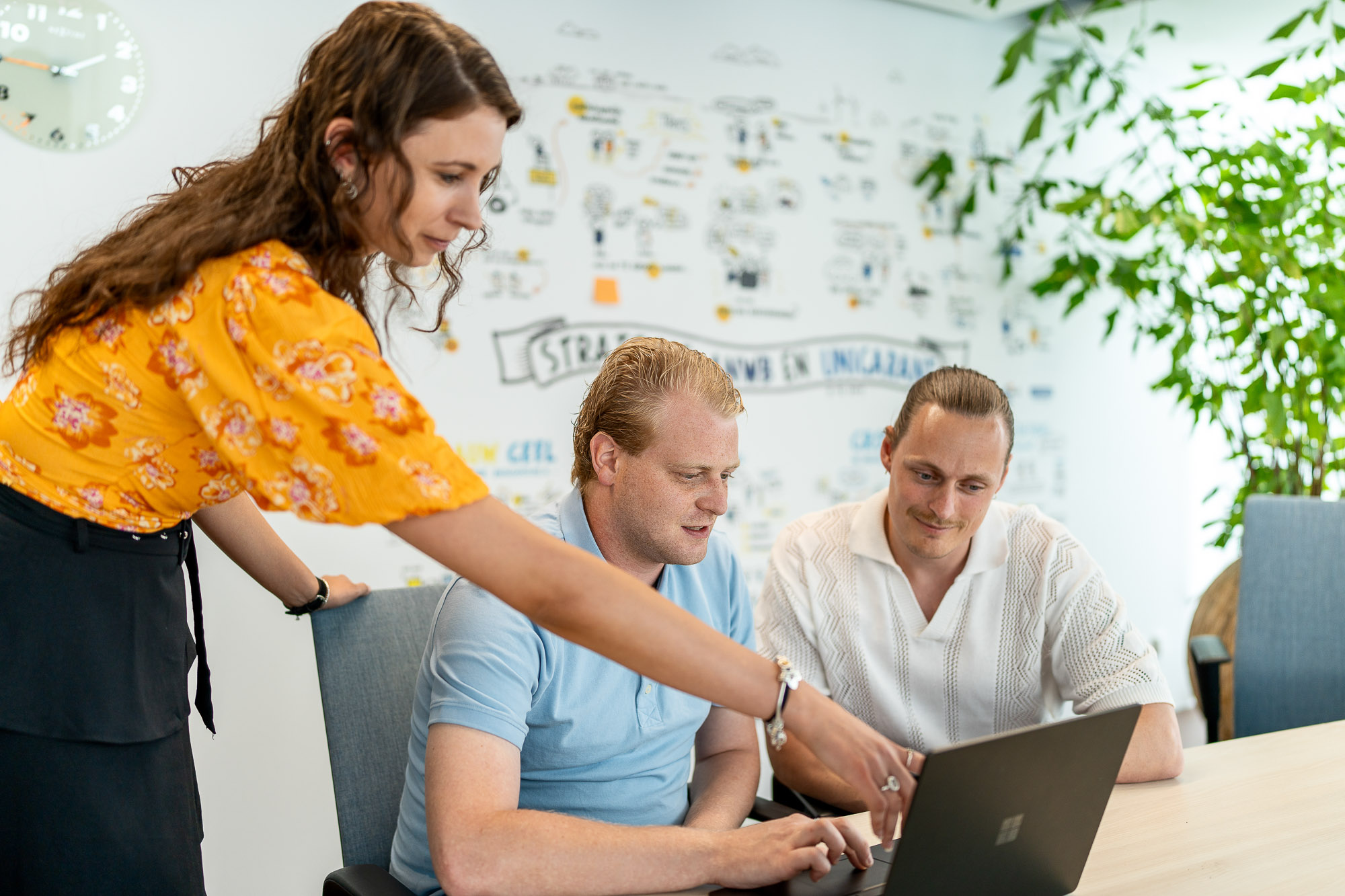 Collega's werken samen aan verzekeringen van de toekomst