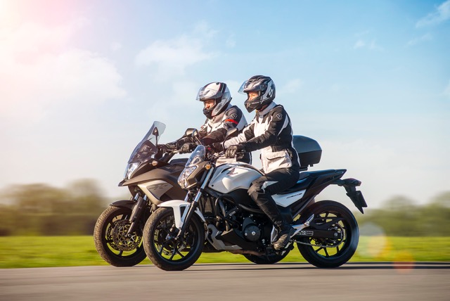 Twee rijdende motoren