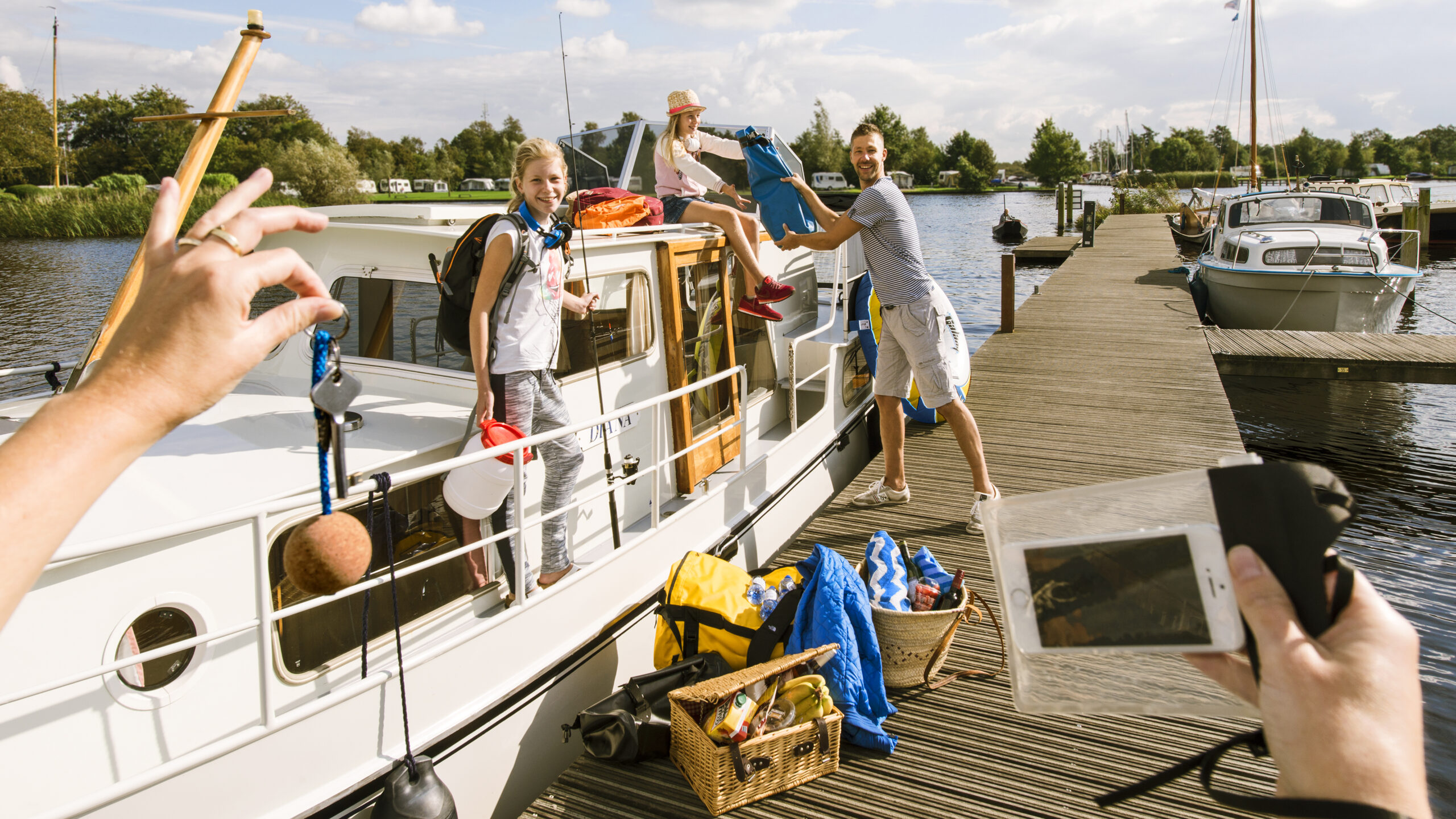 Gezin met boot op kade